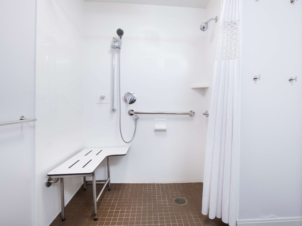 Hampton Inn Erie South - photo 32