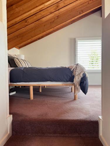 Surfers Palace Torquay 1 min walk to beach in Torquay, Australia