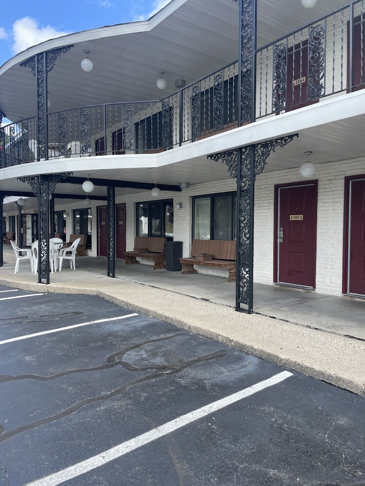 Amber's Inn & Suites - photo 20