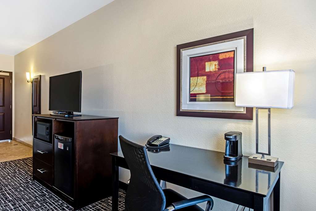 La Quinta Inn & Suites by Wyndham Denver Gateway Park - photo 32