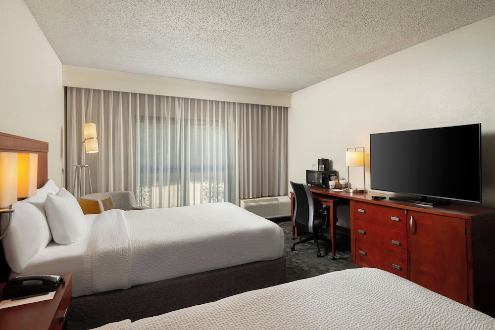 Courtyard by Marriott Dallas Fort Worth Bedford - photo 13