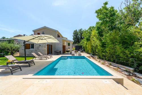 Villa Alloro Muntrilj with pool — 4-Star Luxury Hotel in Tinjan, Croatia