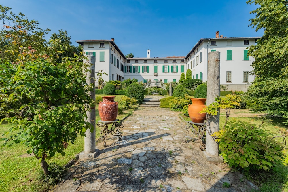 Villa Cardinal Ciceri Ginko Apartment — 4-Star Luxury Hotel in San Fermo Della Battaglia, Italy
