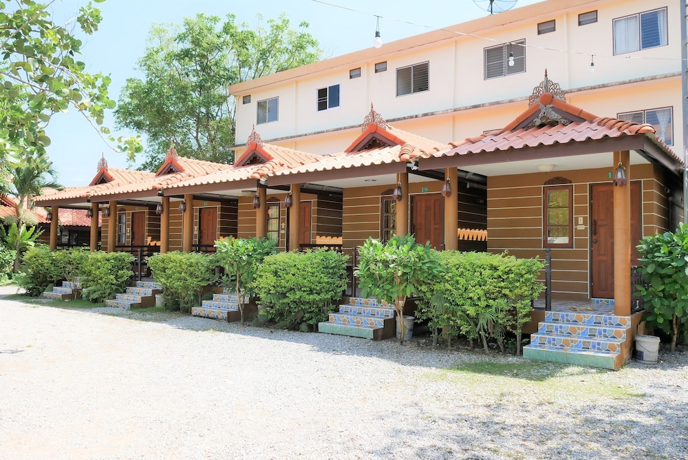 Lannathong Resort in Tha Mai, Thailand