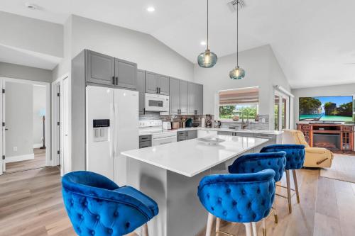 4 Miles to Beach and Walk to Shops in Naples, United States