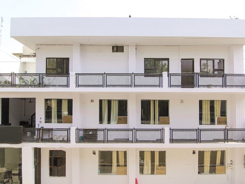 OYO 13652 Hotel Rajput - last minute hotel in Lucknow