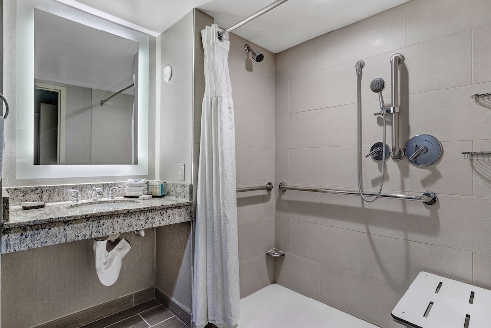 Embassy Suites by Hilton Seattle Bellevue - photo 32