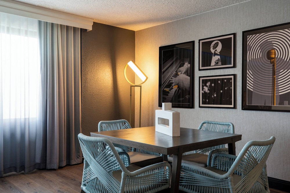 Renaissance Chicago North Shore Hotel - photo 13