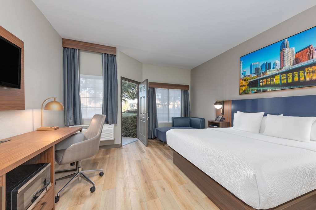 La Quinta Inn & Suites by Wyndham Dallas DFW Airport North - photo 26