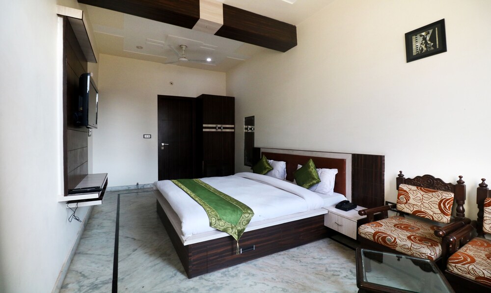 Treebo Trip Pratap Inn - last minute hotel in Agra
