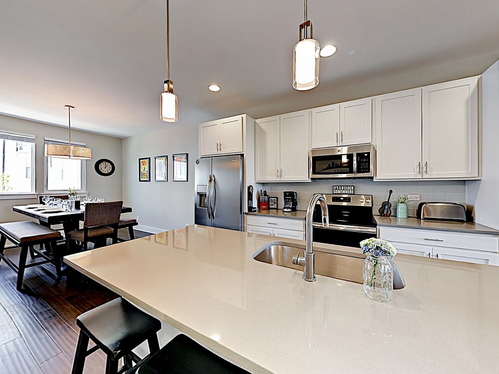 Visually Stunning 2BR 1.5BA Near Downtown Balcony w City View Nashville - photo 7