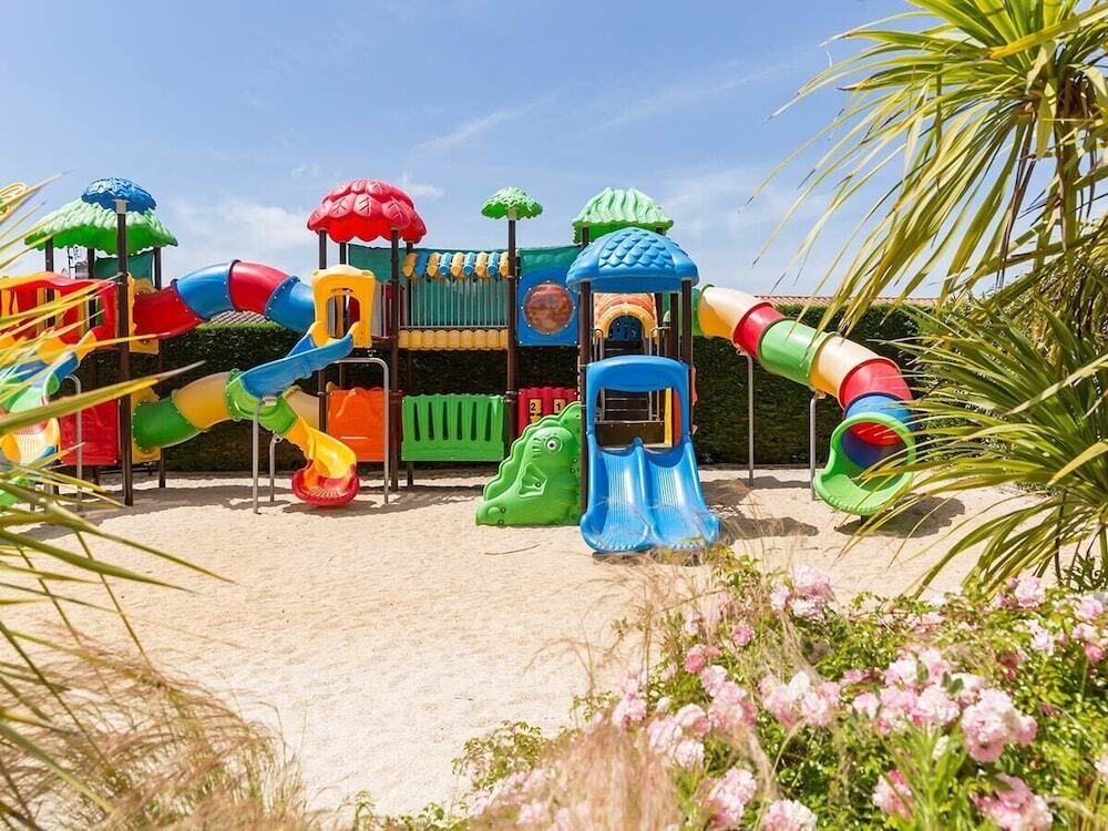 Camping Le Chaponnet — 4-Star Luxury Hotel in Bretignolles-Sur-Mer, France