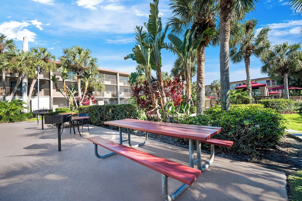 Red Roof Inn PLUS & Suites Naples Downtown 5th Ave S - photo 49