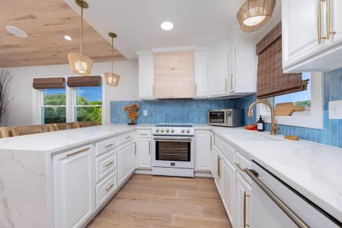 Coastal Luxury Hot Tub Fire Pit & 5Min to Beach in Kill Devil Hills, United States