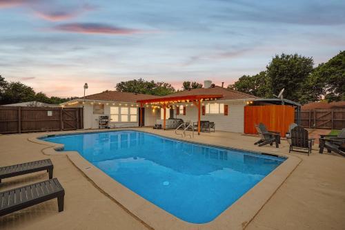 5 BR Relaxing Retreat with Pool Hot tub Fire Pit — 4-Star Luxury Hotel in Desoto, United States