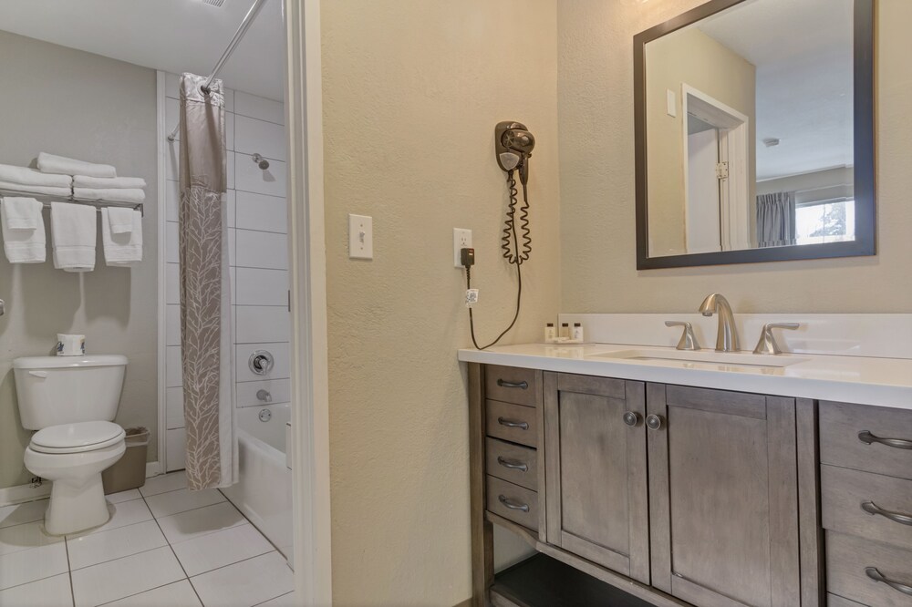 Capital O Hotel Richmond Hill Savannah area I 95 - photo 32