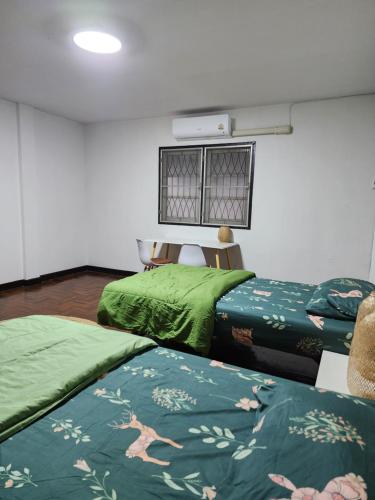 Creative Bangkok twin bed - last minute hotel in Unknown City
