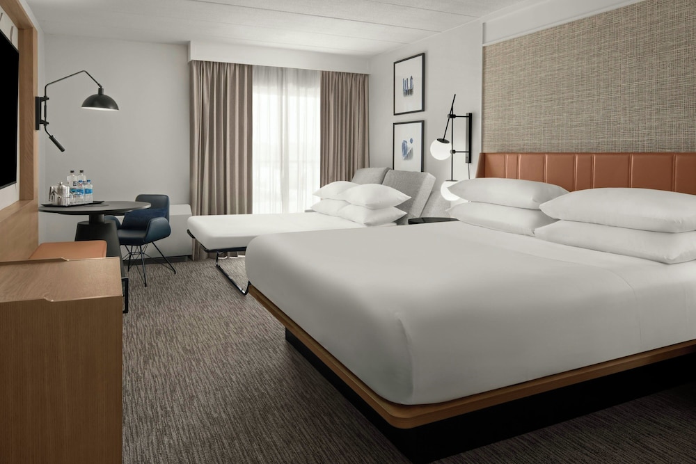 Sheraton Milwaukee Brookfield Hotel - photo 17