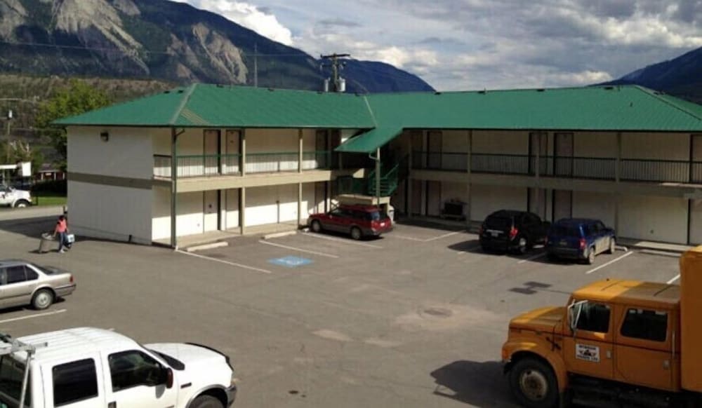 4 Pines Motel — Lillooet — photo 2