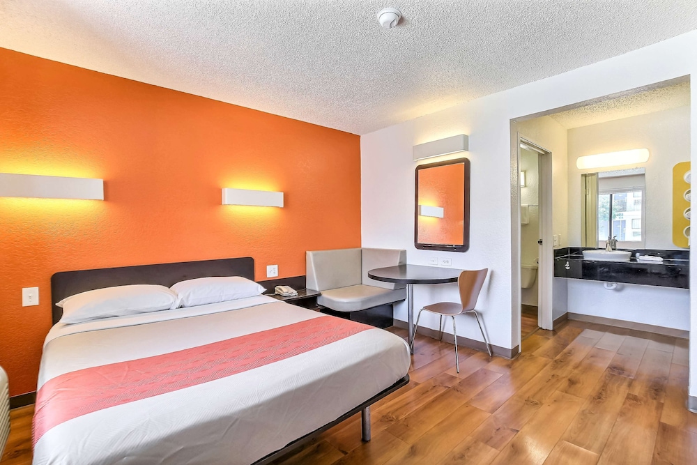 Motel 6 Oakland Airport - photo 5
