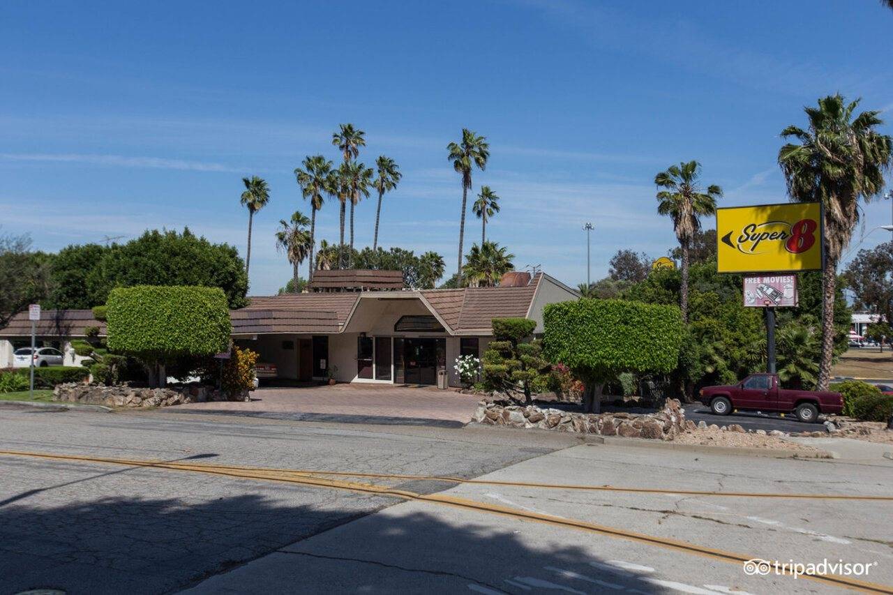 Super 8 by Wyndham Long Beach — hotel in Long Beach