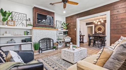 Curated Cottage. minutes from Silos zoo Baylor — 4-Star Luxury Hotel in Waco, United States