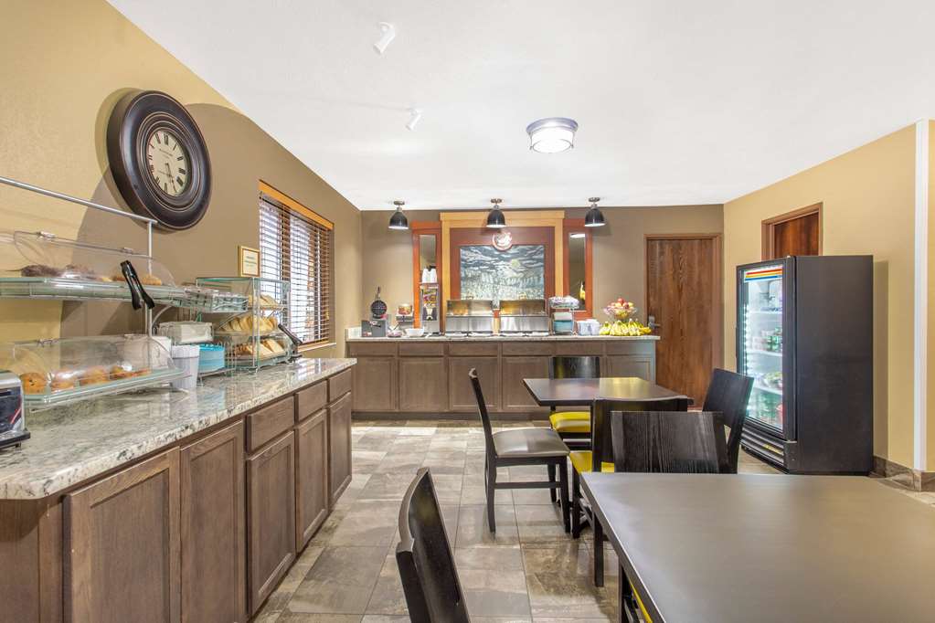 AmericInn by Wyndham Delafield Waukesha Milwaukee - photo 22
