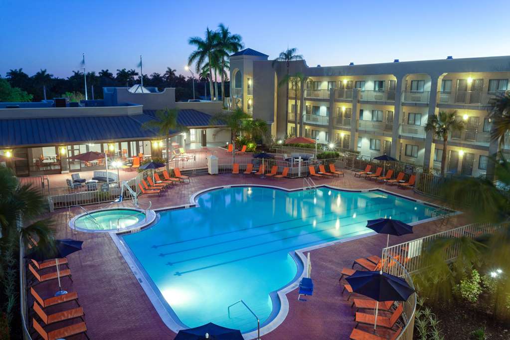 La Quinta Inn & Suites by Wyndham Ft. Myers Sanibel Gateway - photo 7