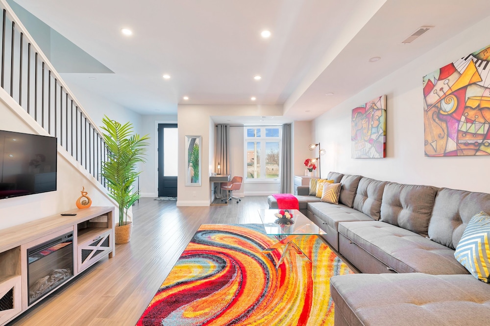 New 16 Ppl Townhouses in Winsdor — 4-Star Luxury Hotel in Windsor, Canada