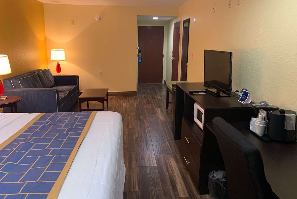 Days Inn & Suites by Wyndham Tampa Raymond James Stadium - photo 26