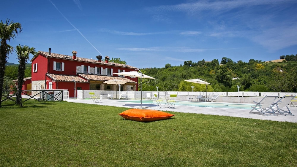 Cascina Marianna 12&4 Emma Villas — 4-Star Luxury Hotel in Fossombrone, Italy