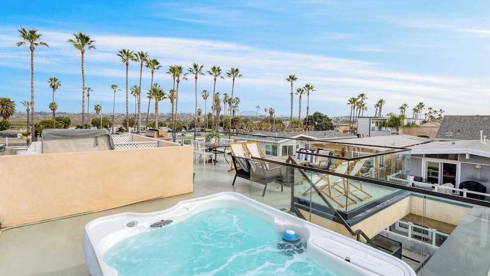Velvet Sand I by AvantStay Steps to Newport Beach Private Rooftop w Outdoor Kitchen Hot Tub in Newport Beach, United States