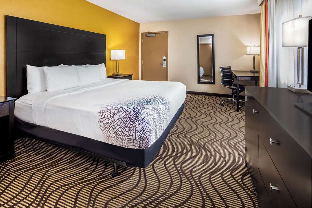 La Quinta Inn & Suites by Wyndham Carlsbad Legoland Area - photo 20