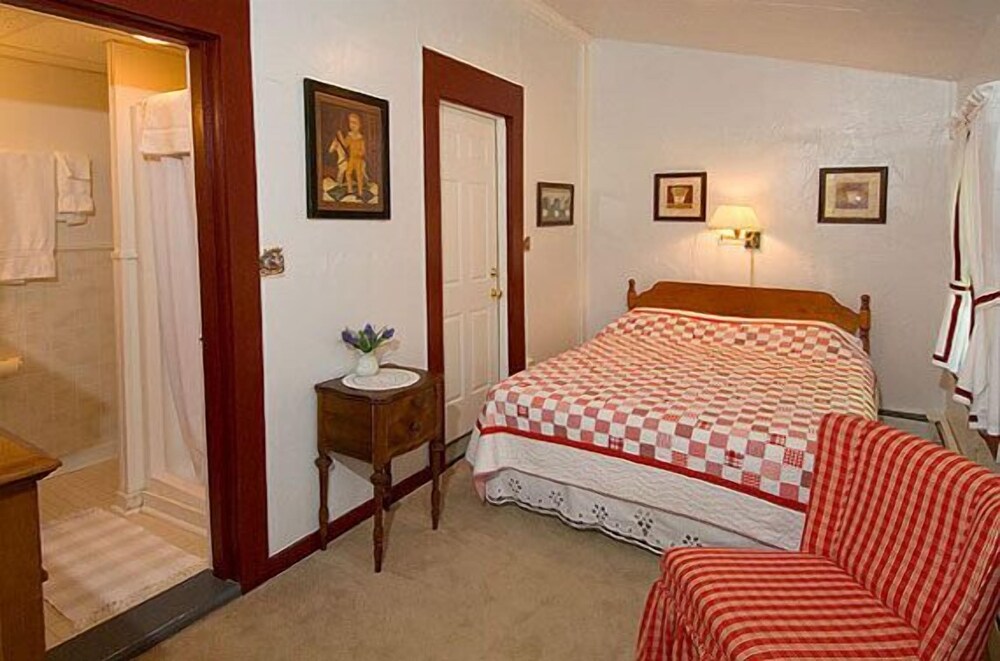 Yardarm Village Inn - photo 2
