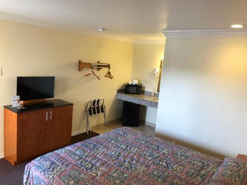 Gateway Thunderbird Motel - photo 8