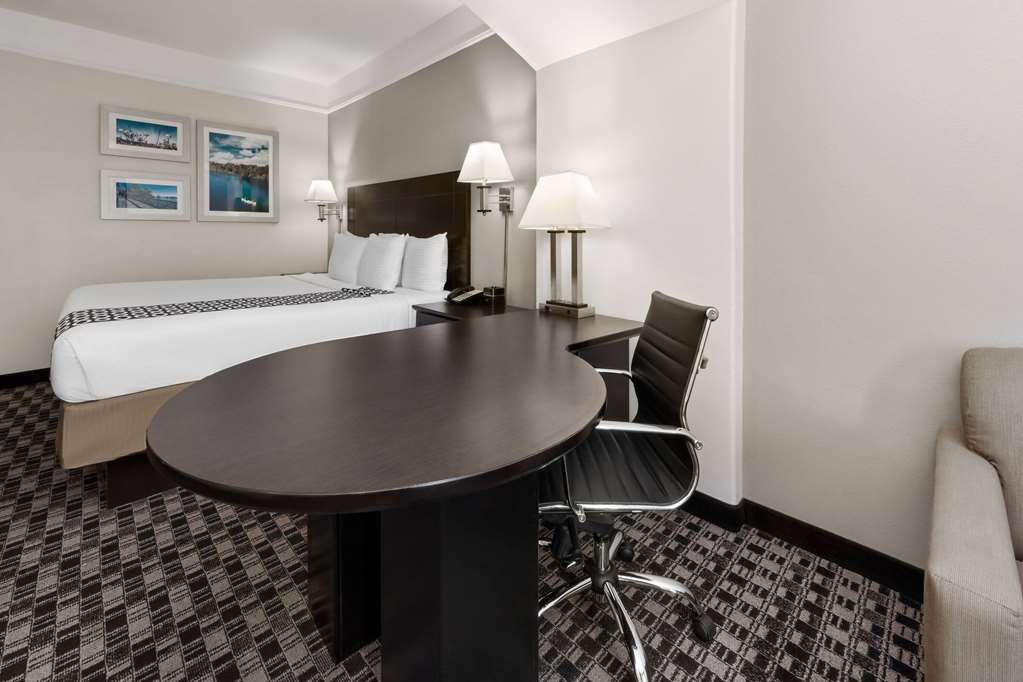 La Quinta Inn & Suites by Wyndham Deer Park - photo 14