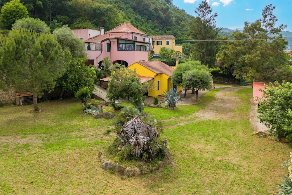 Villa Sara 5 Min From The Sea — 4-Star Luxury Hotel in Finale Ligure, Italy