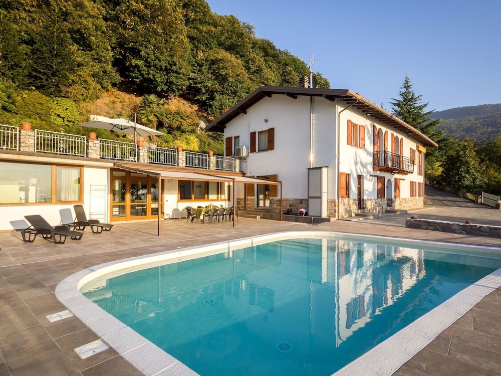Lakeside Mansion With Pool — 4-Star Luxury Hotel in Artogne, Italy