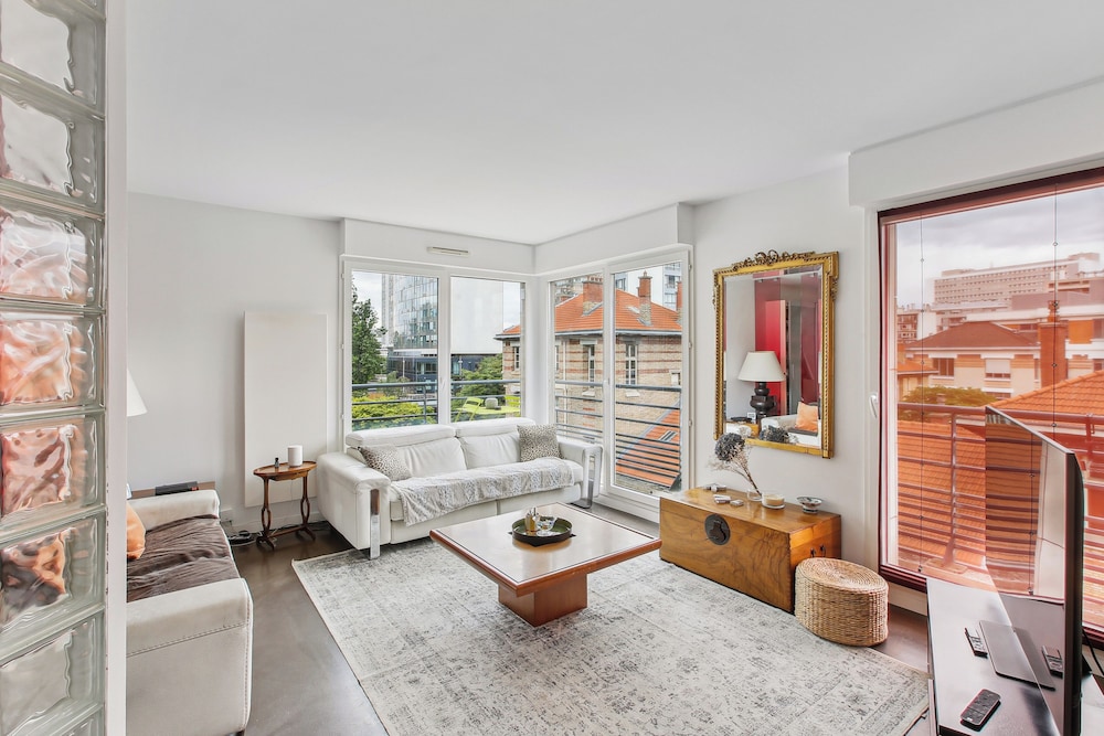 Appartement Vue Tour Eiffel — 4-Star Luxury Hotel in Paris, France