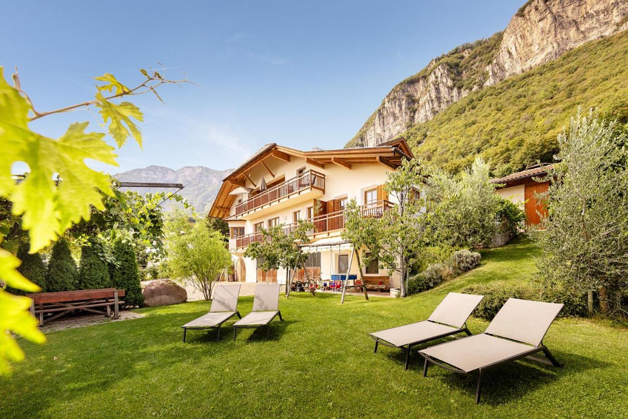 Ferienhof Lindenhof — 4-Star Luxury Hotel in Cortaccia Sulla Strada Del Vino, Italy