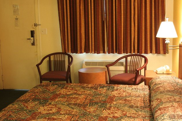 University Inn and Suites - photo 6