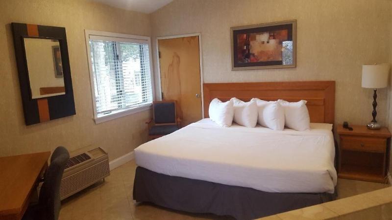 Cedar Park Inn & Whirlpool Suites — hotel near Westerly State Airport