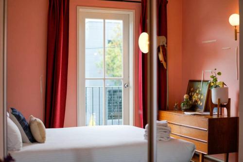 Chic Central Apt with Free Parking by Custom Bnb Hosting — 4-Star Luxury Hotel in Melbourne, Australia