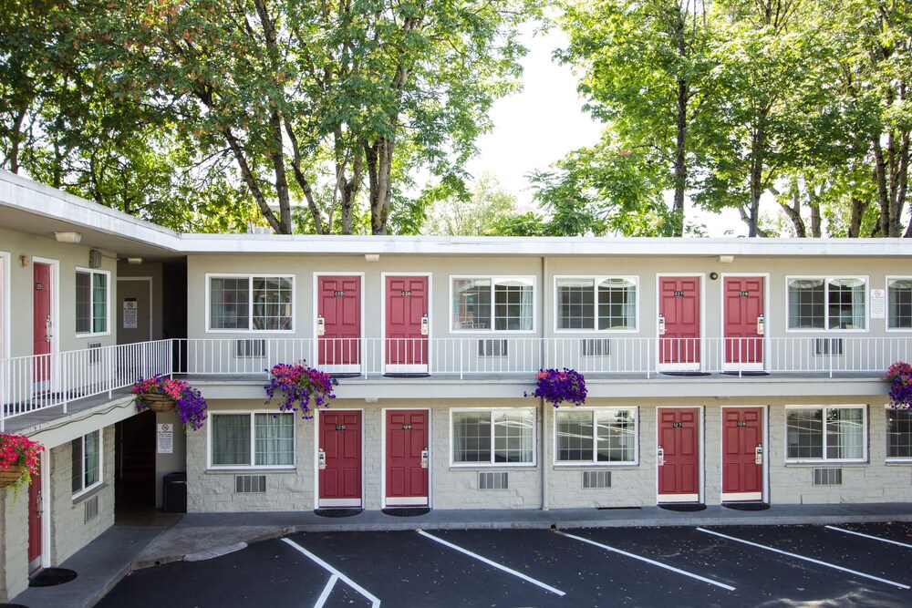 Campus Inn & Suites Eugene Downtown - photo 35