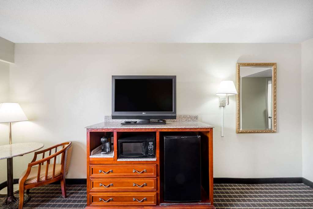 Super 8 by Wyndham Dandridge - photo 13