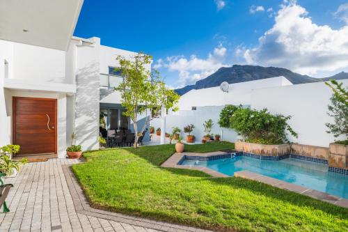 Near Beach Pool Mountain Views On Canal — 4-Star Luxury Hotel in Cape Town, South Africa