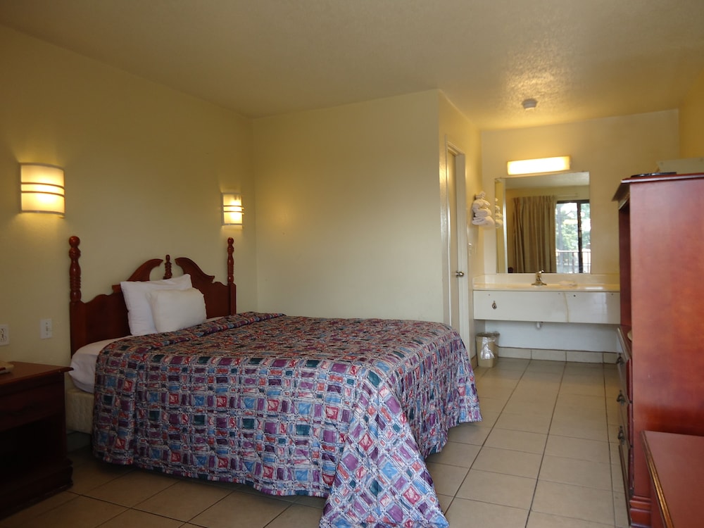 Super 6 Inn Suites - photo 12