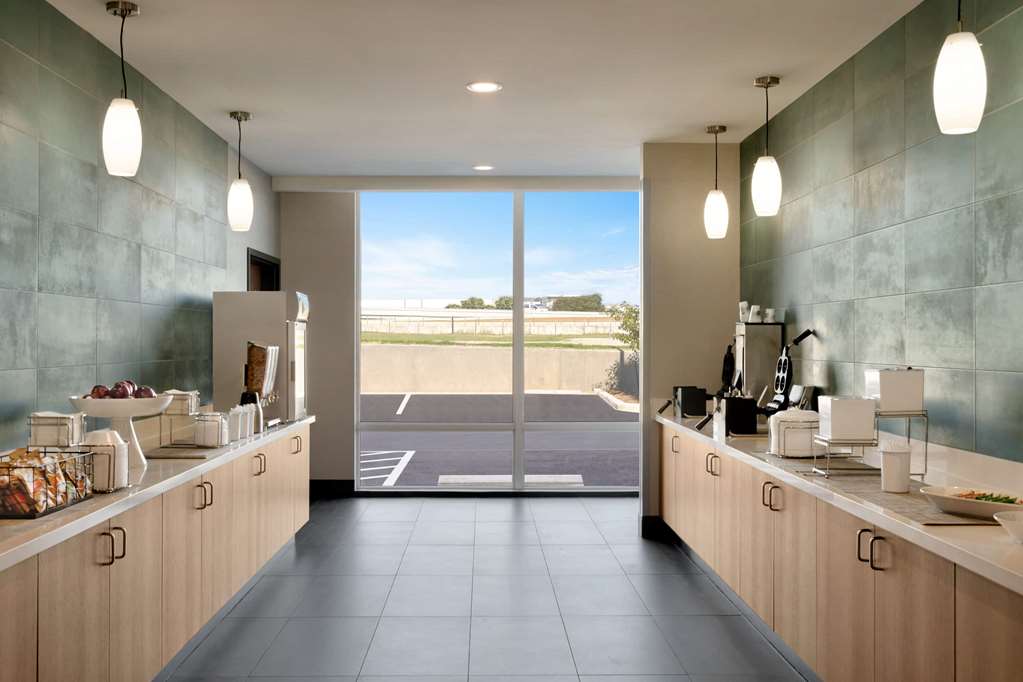 La Quinta Inn & Suites by Wyndham San Antonio Seaworld LAFB - photo 36