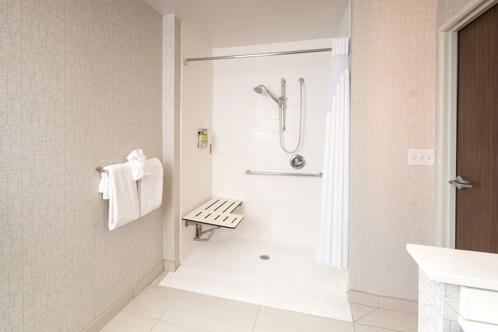 Holiday Inn Express and Suites Kalamazoo West by IHG - photo 8