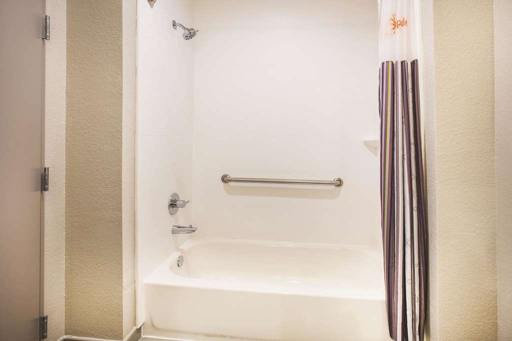 La Quinta Inn & Suites by Wyndham Dallas Plano The Colony - photo 15